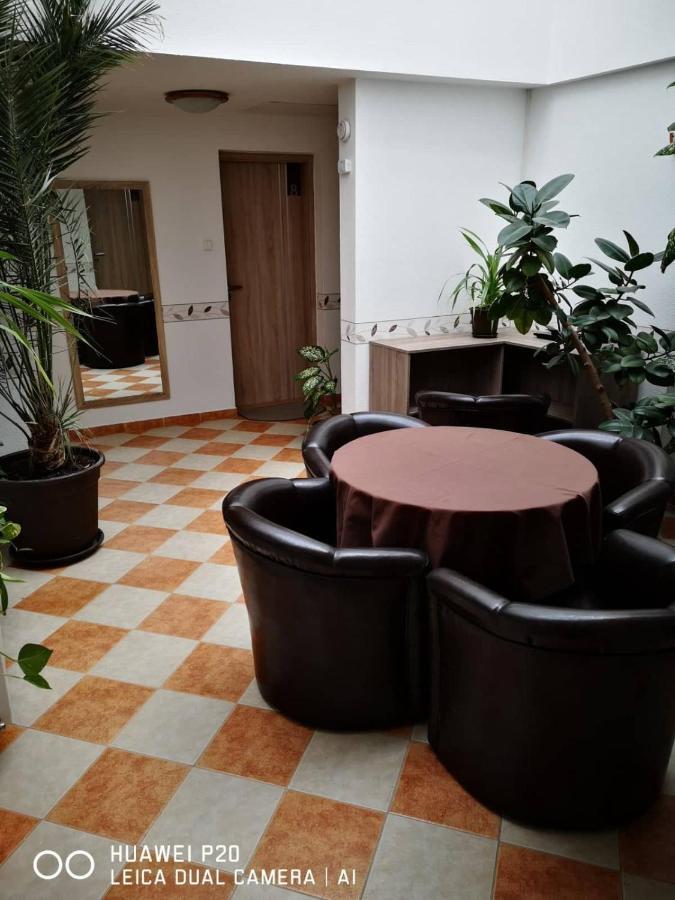 The Corner House Panzio Hotel Tata Exterior foto