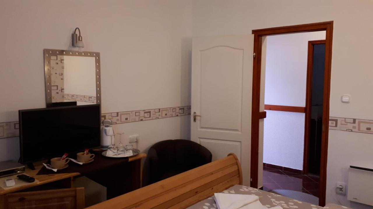 The Corner House Panzio Hotel Tata Exterior foto