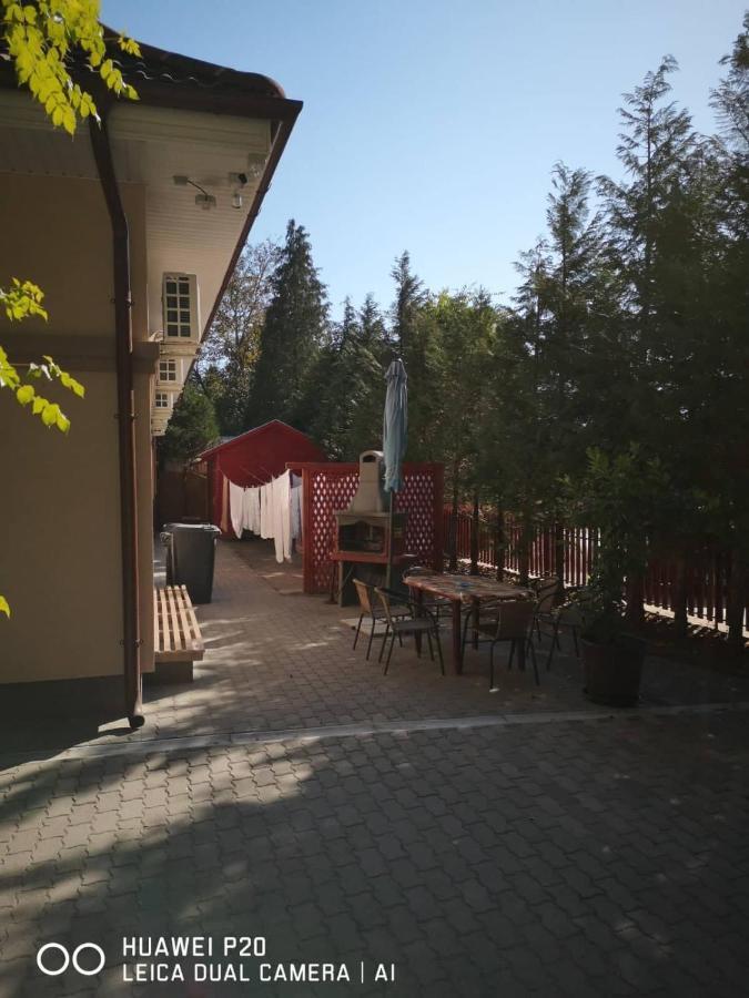 The Corner House Panzio Hotel Tata Exterior foto