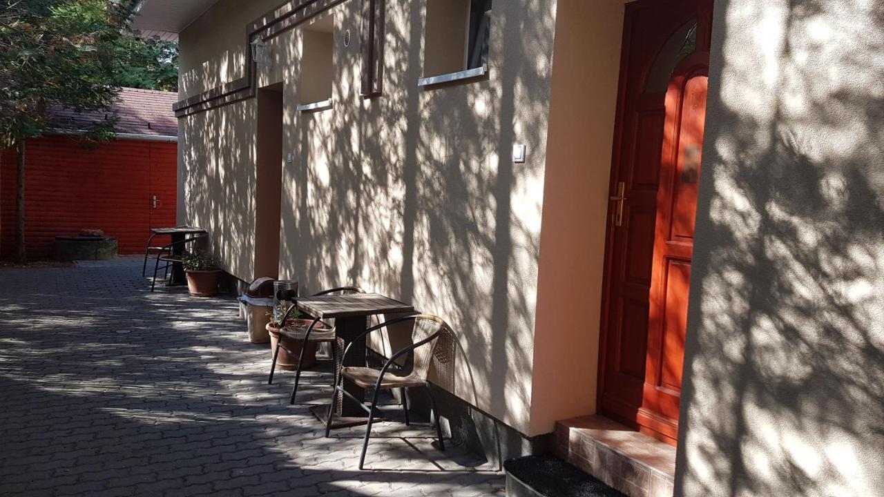 The Corner House Panzio Hotel Tata Exterior foto